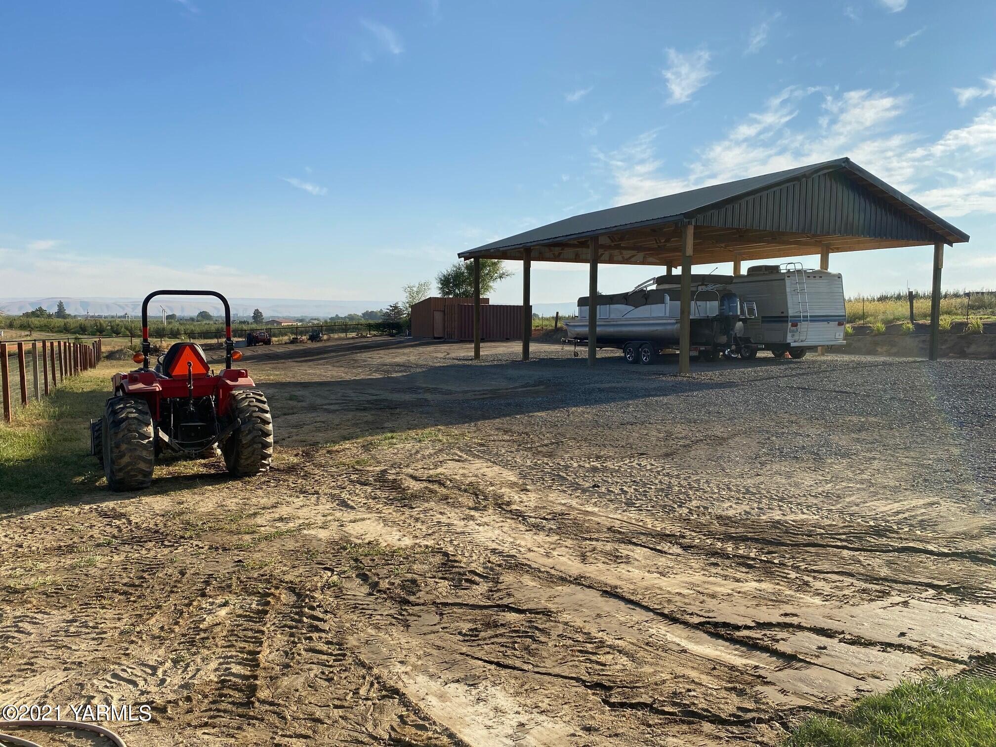 320 Bliss Road Zillah, WA 98953 - Photo 27 of 33 a view of a parking area