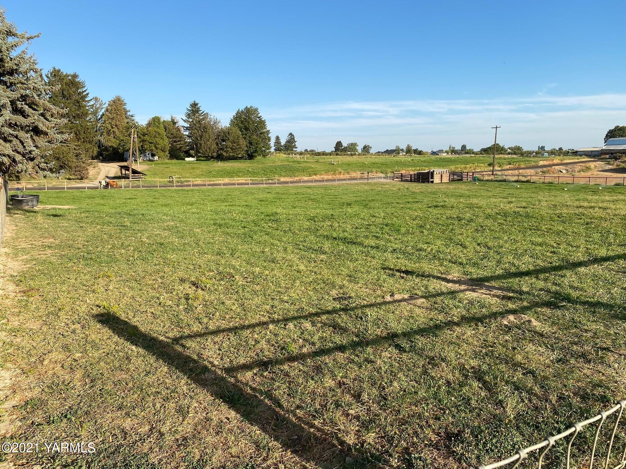 320 Bliss Road Zillah, WA 98953 - Photo 28 of 33 a view of an ocean and beach