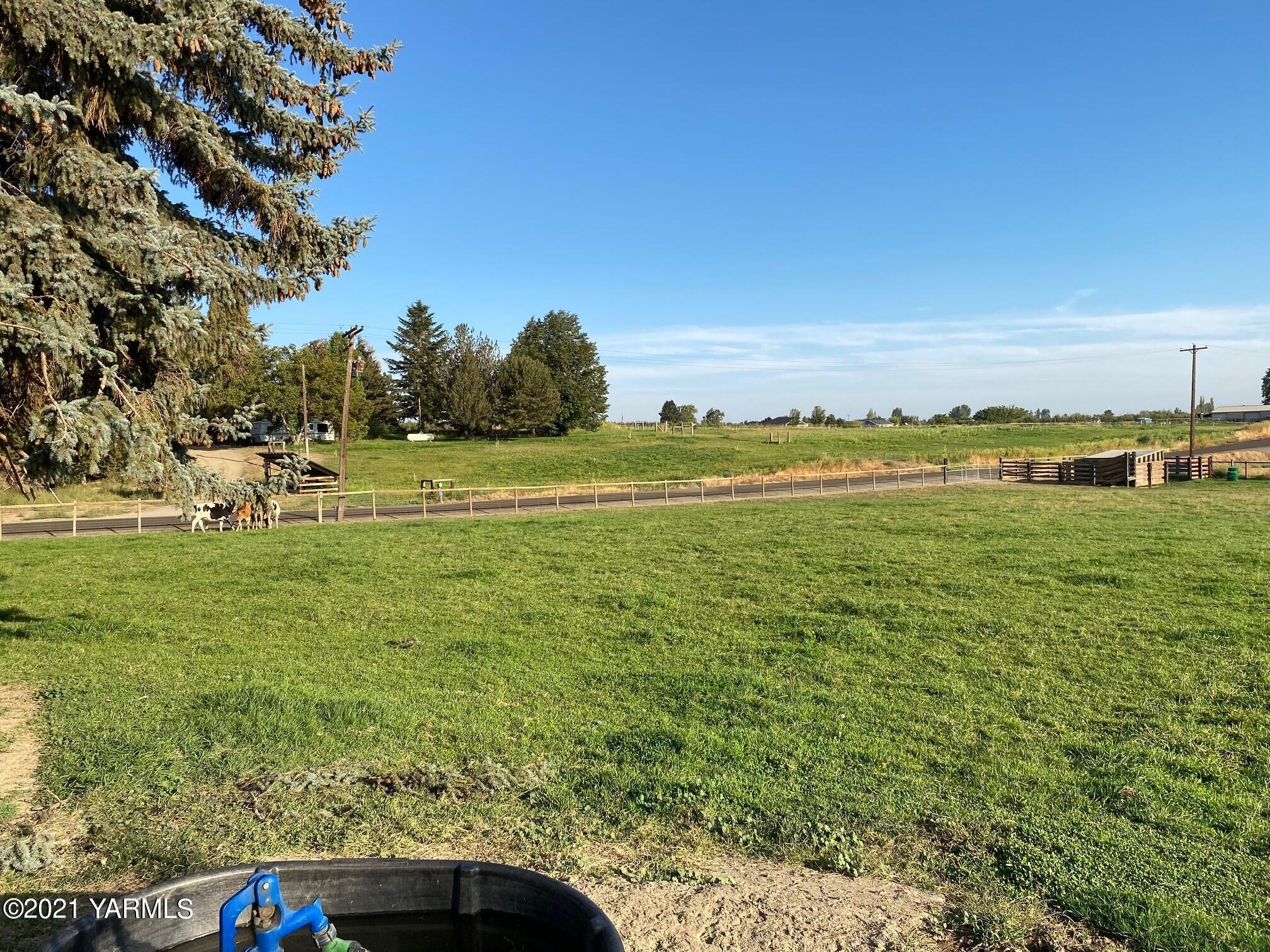 320 Bliss Road Zillah, WA 98953 - Photo 29 of 33 a view of outdoor space with ocean view