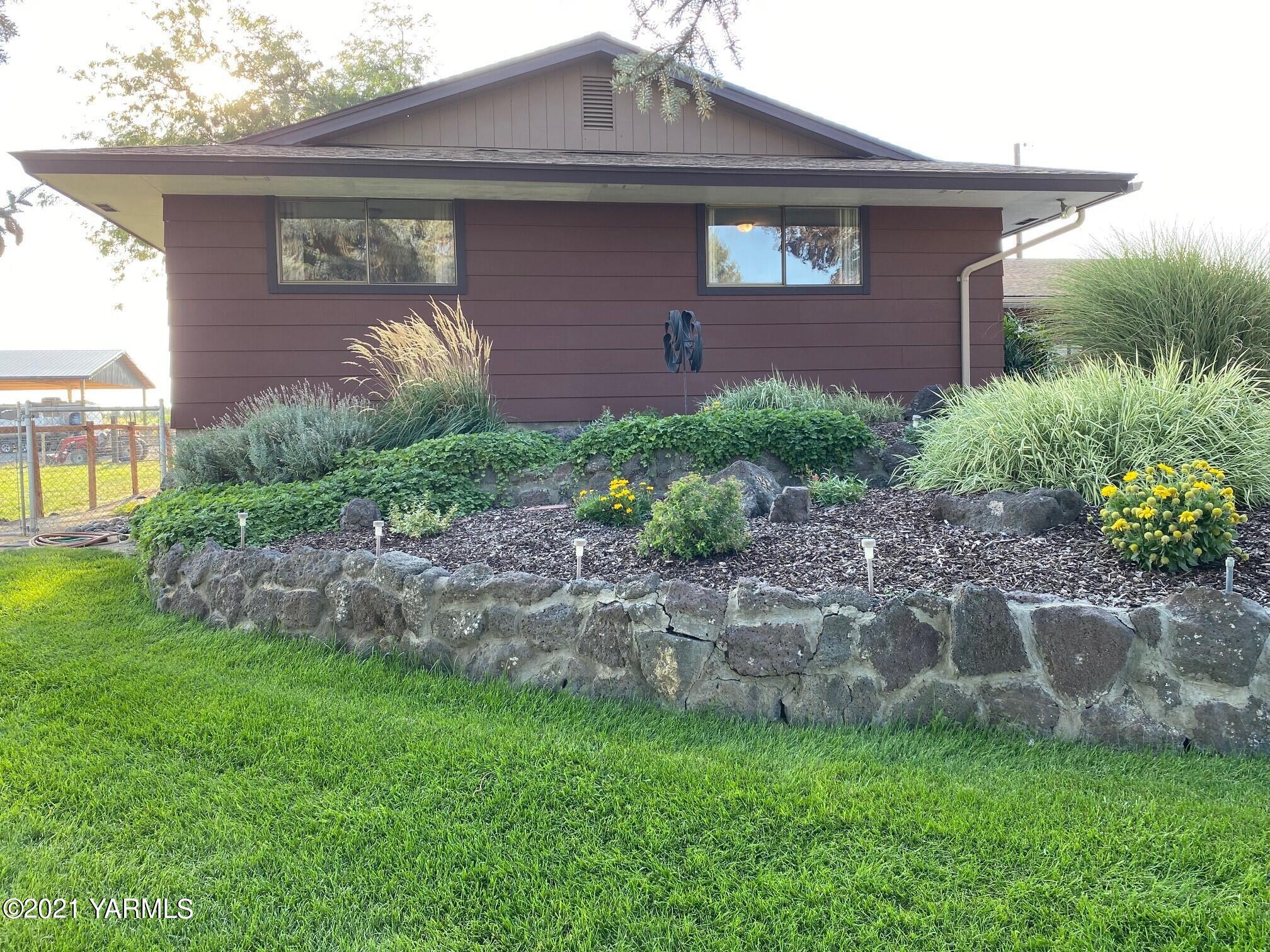 320 Bliss Road Zillah, WA 98953 - Photo 30 of 33 a front view of a house with garden