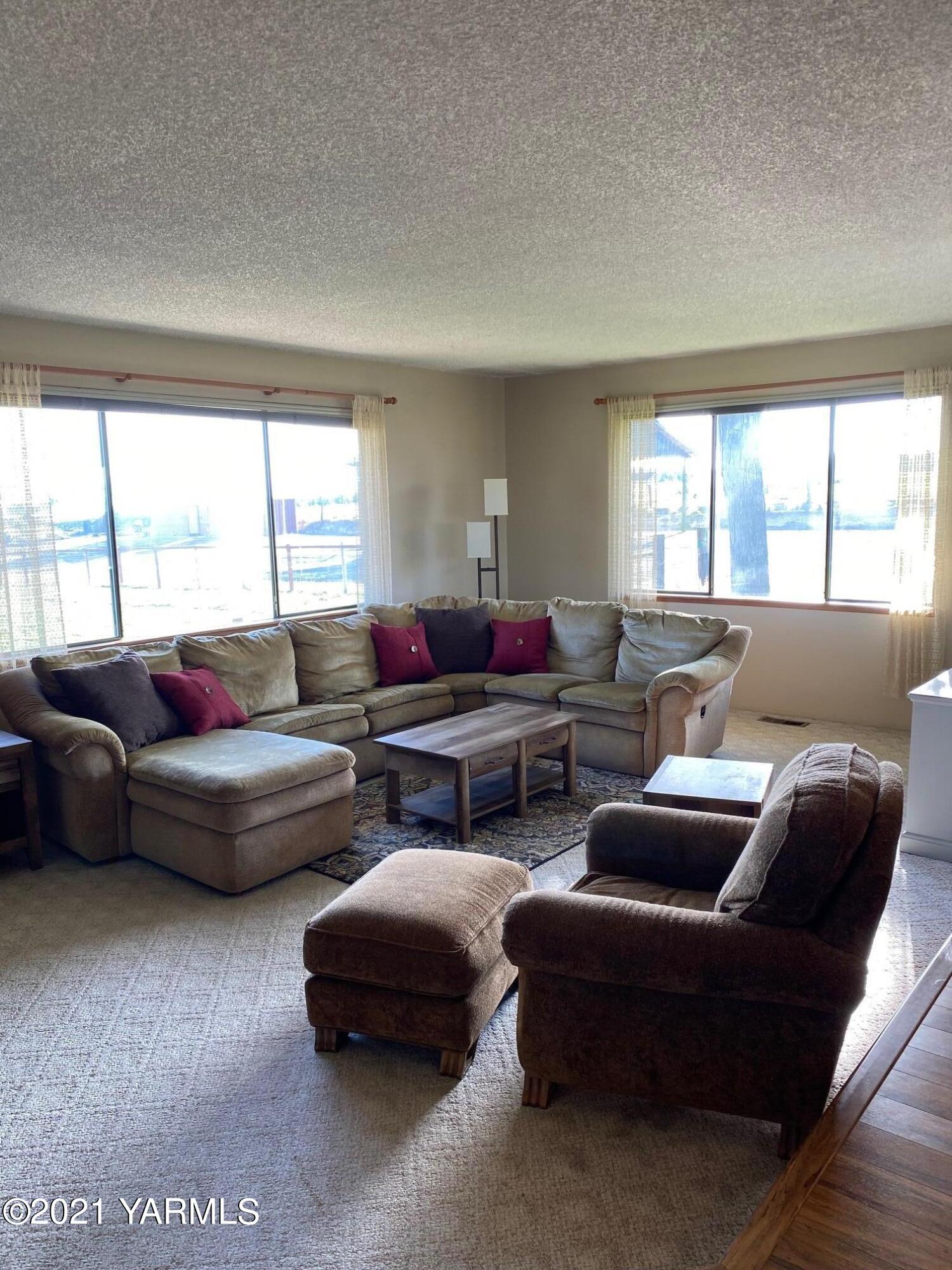 320 Bliss Road Zillah, WA 98953 - Photo 4 of 33 a living room with furniture and windows