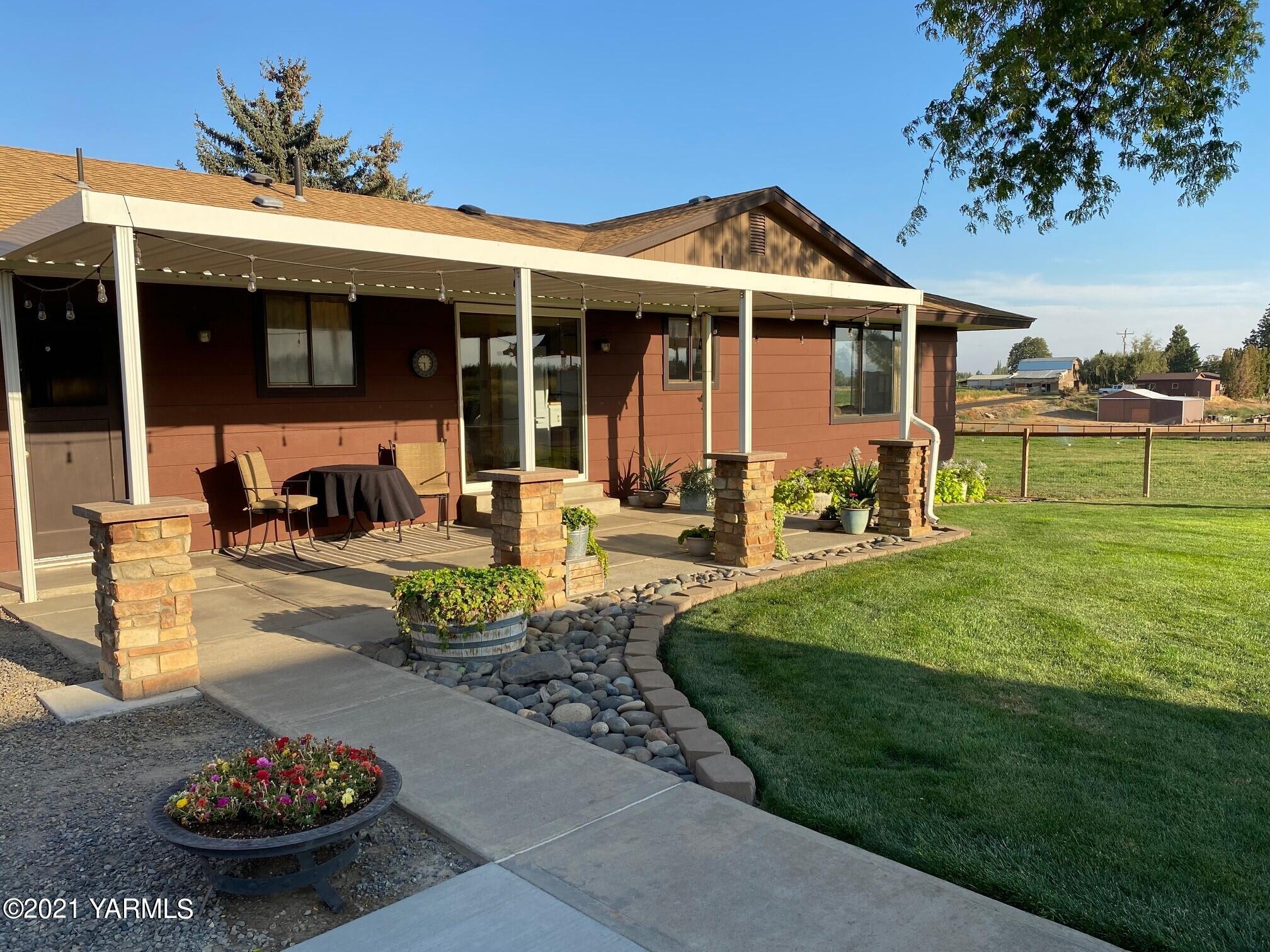 320 Bliss Road Zillah, WA 98953 - Photo 31 of 33 a front view of a house with garden