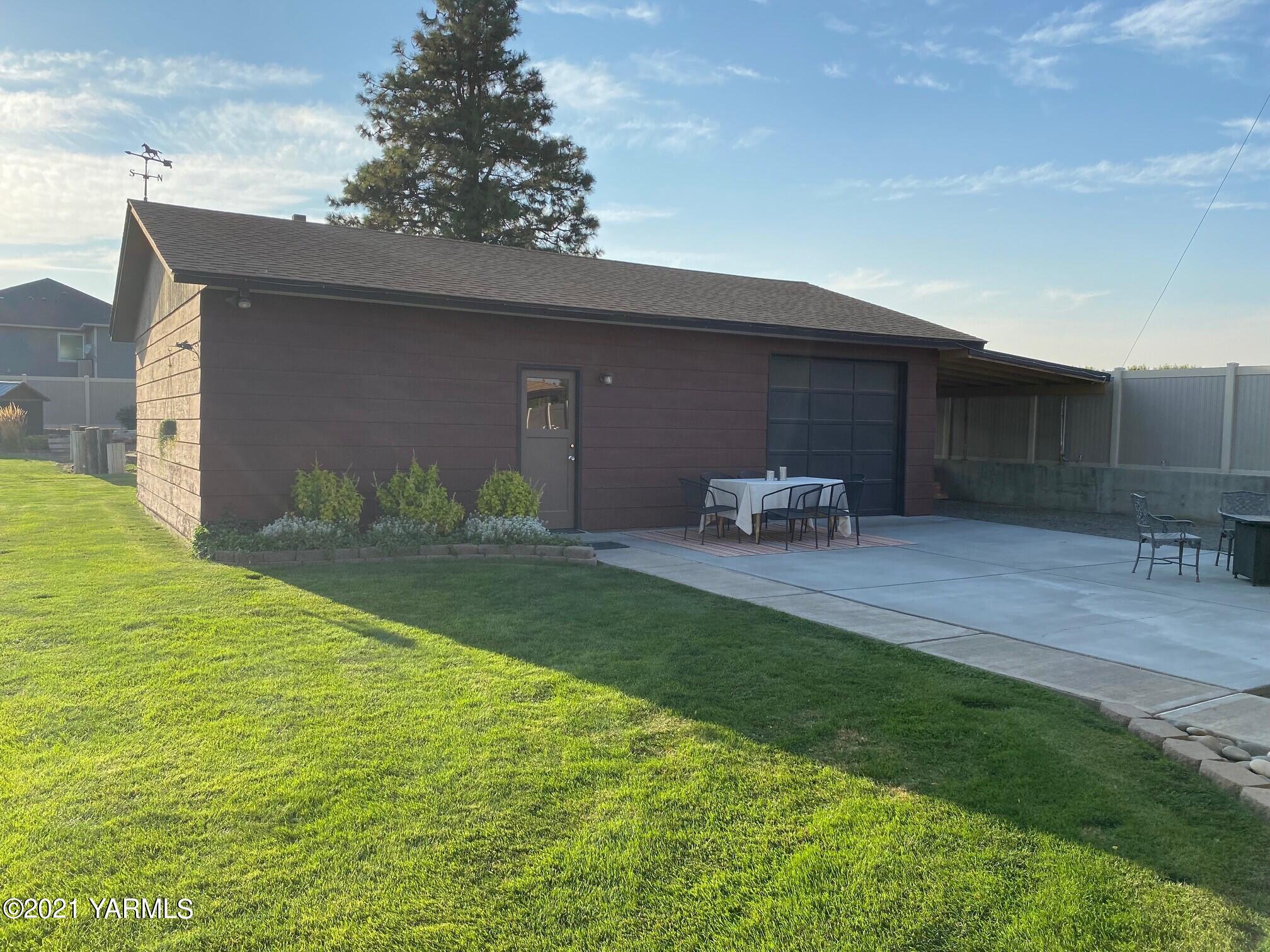 320 Bliss Road Zillah, WA 98953 - Photo 32 of 33 a backyard of a house with table and chairs