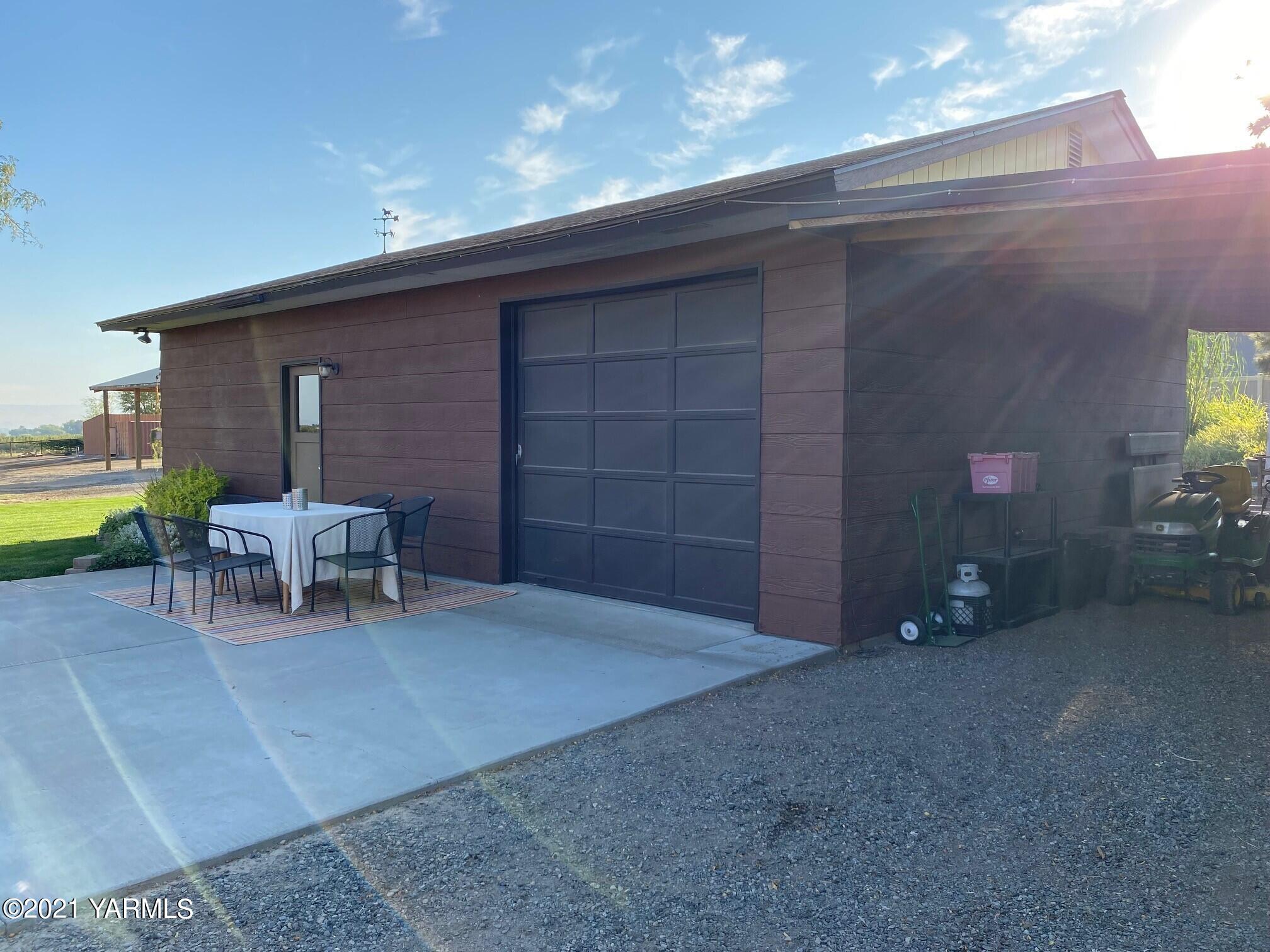 320 Bliss Road Zillah, WA 98953 - Photo 33 of 33 a view of a chairs and table in the back yard of the house