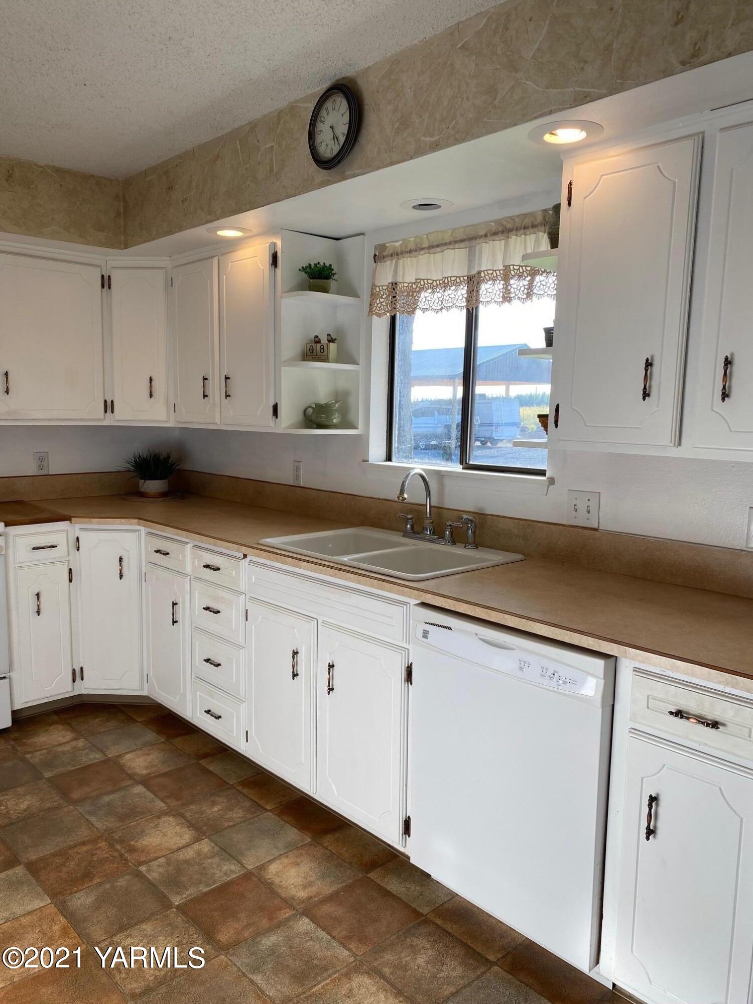 320 Bliss Road Zillah, WA 98953 - Photo 9 of 33 a view of cabinets and window
