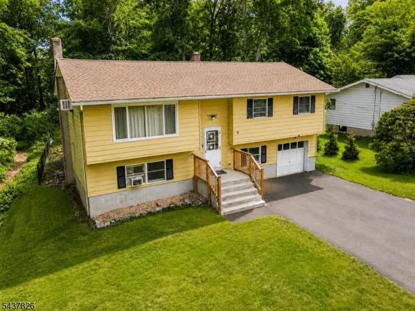 $485,000 | 9 Stoneybrook Lane, Oak Ridge, NJ 07438