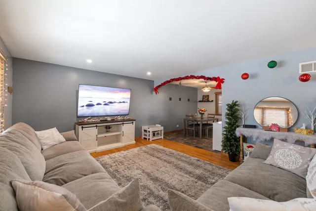 $394,500 | 15309 Arroyo Drive, Oak Forest, IL 60452