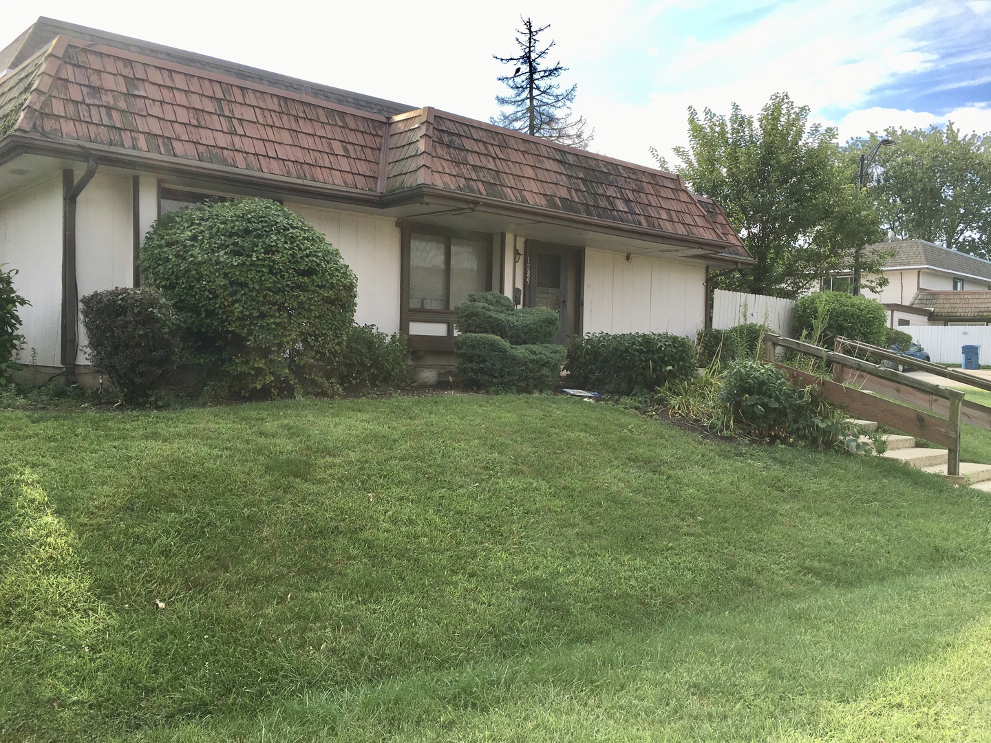 a view of a house with backyard and garden