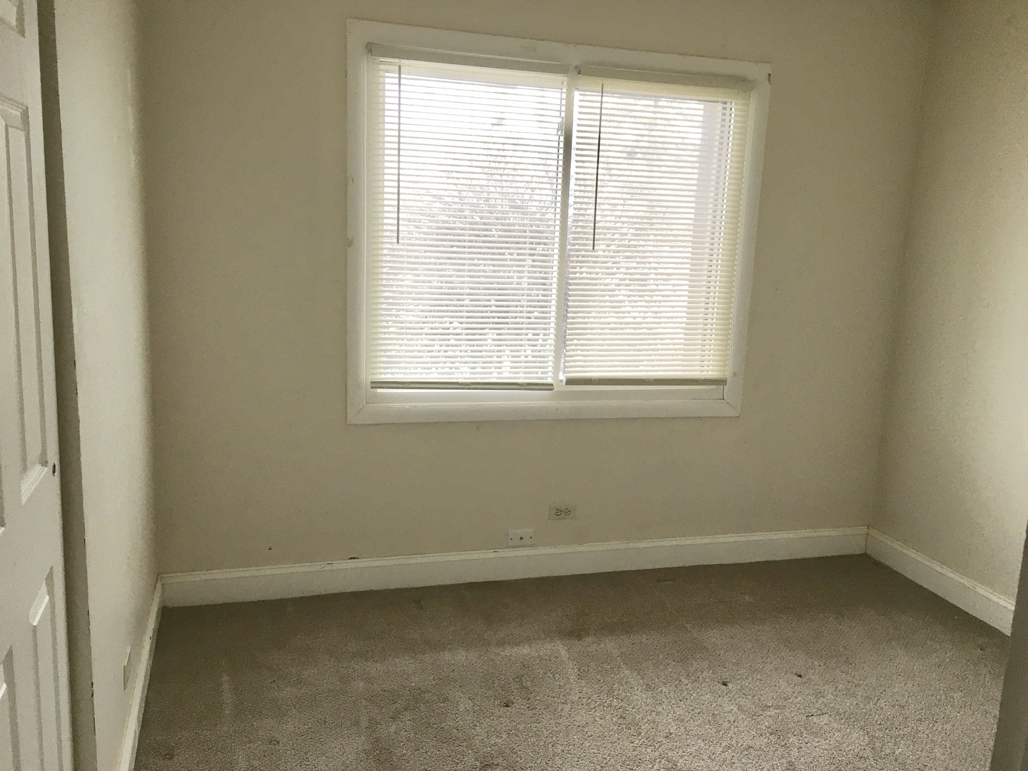 Undisclosed Address Hanover Park, IL 60133 - Photo 8 of 10 an empty room with a window