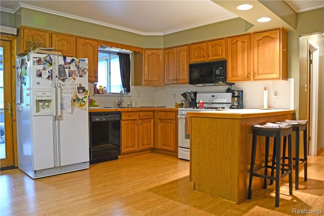 8185 Lakeshore Road Fort Gratiot, MI 48059 - Photo 3 of 19 KITCHEN2.jpg
