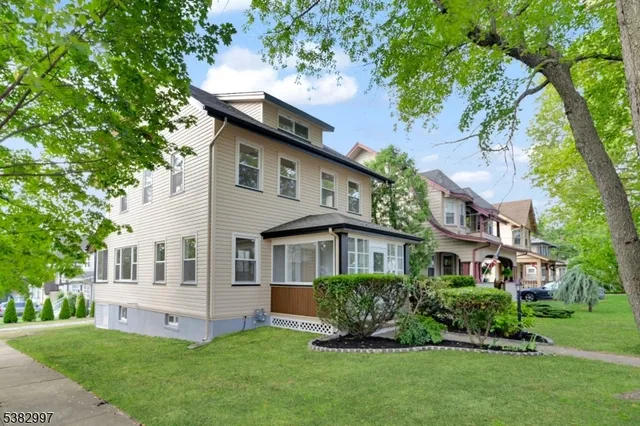 a view of house with a yard