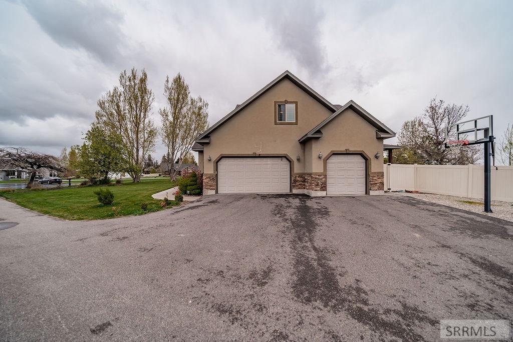 2424 East Timberview Circle Idaho Falls, ID 83401 - Photo 7 of 107