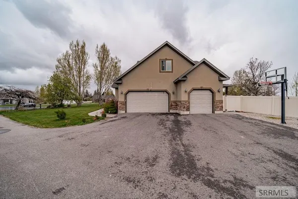 $725,000 | 2424 East Timberview Circle, Idaho Falls, ID 83401