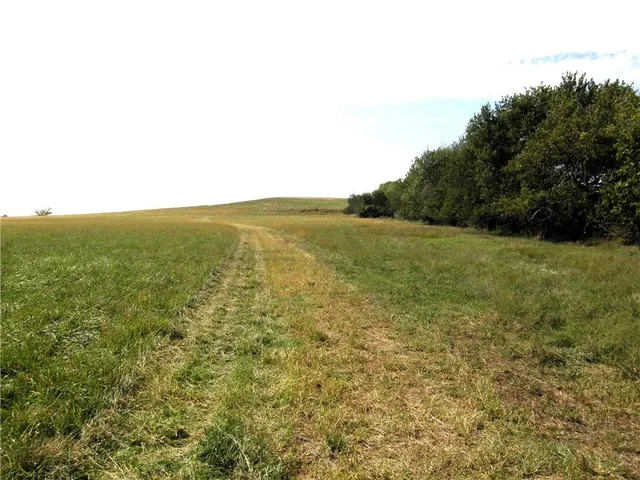 $820,820 | 2175 Louisiana Road, Ottawa, KS 66067