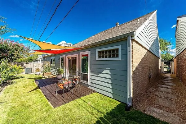 a view of a house with backyard and sitting area