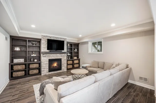 $969,900 | 56096 Lario Court, Macomb, MI 48042