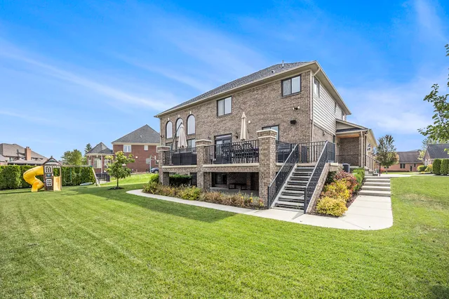 $969,900 | 56096 Lario Court, Macomb, MI 48042