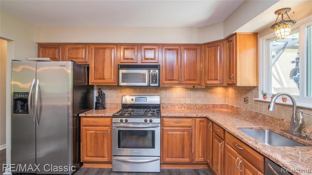 24712 Springbrook Drive Farmington, MI 48336 - Photo 20 of 46