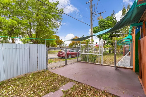 a view of a backyard