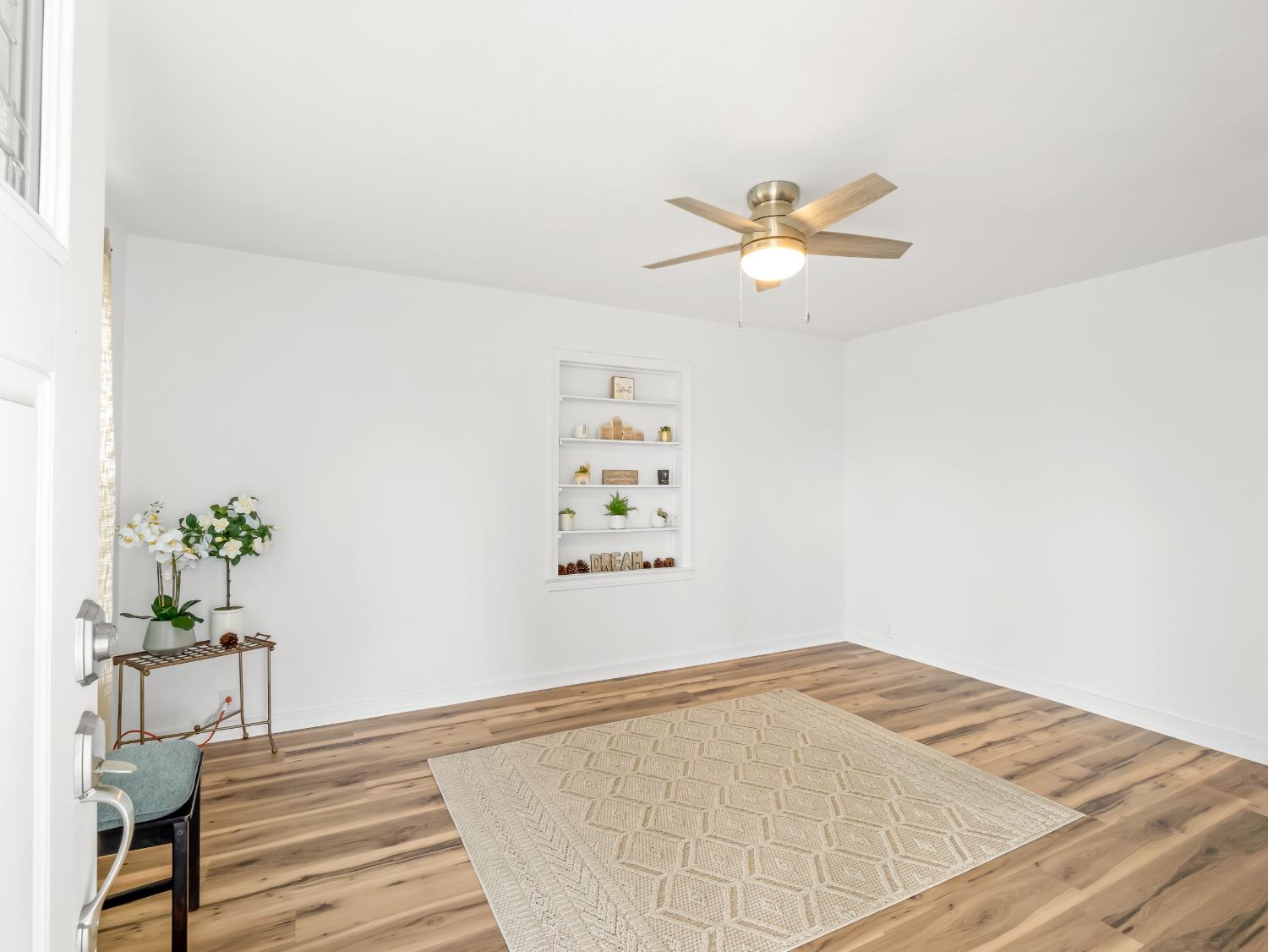 1315 North 8th Street Fresno, CA 93703 - Photo 5 of 28 a view of a workspace