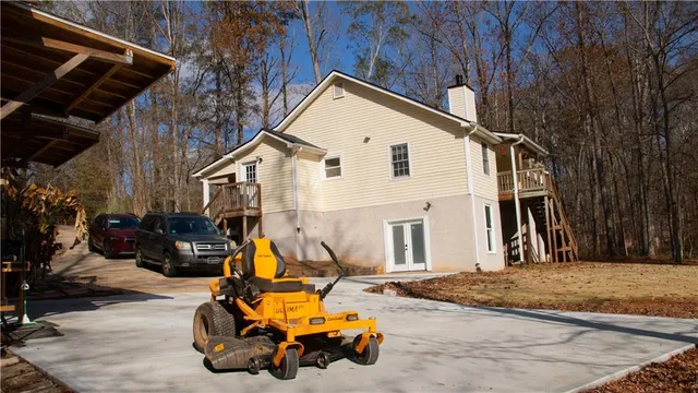 a view of a house with backyard