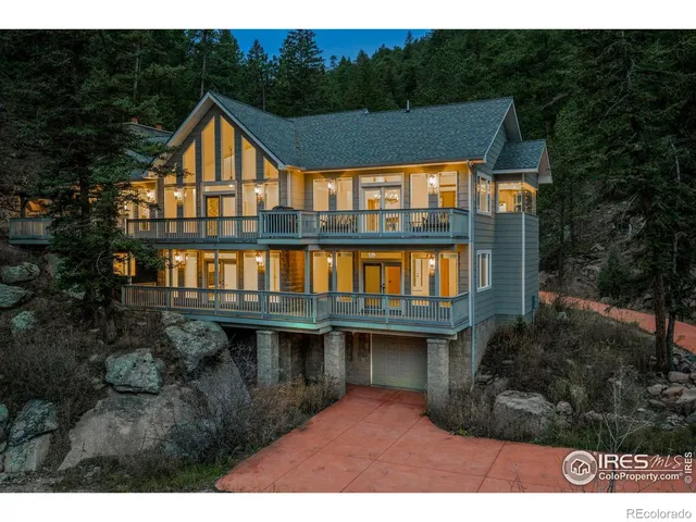 a view of a house with yard and deck