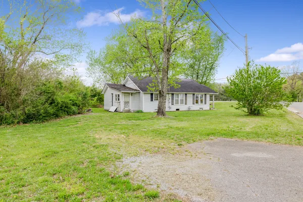a view of a house with backyard and garden