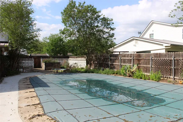 $1,300 | 1010 West Live Oak Street, Unit B, Lockhart, TX 78644