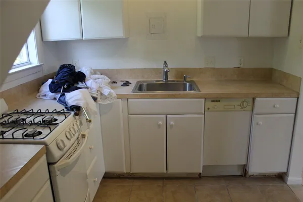 $1,300 | 1010 West Live Oak Street, Unit B, Lockhart, TX 78644