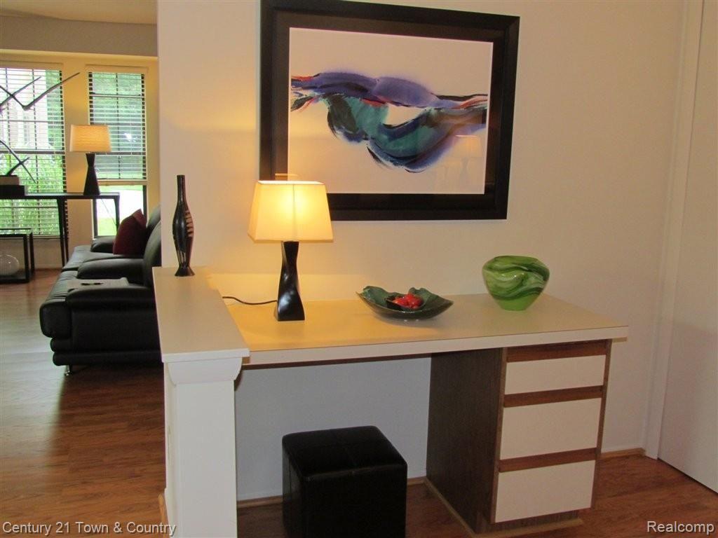 1800 Thomas Court Rochester, MI 48309 - Photo 5 of 20 Kitchen Desk