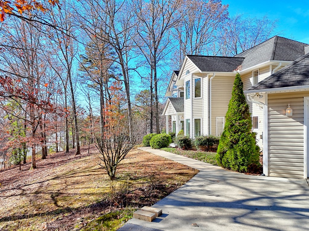 838 Peachtree Hills Road Murphy, NC 28906 - Photo 4 of 92 a view of a white house with a street
