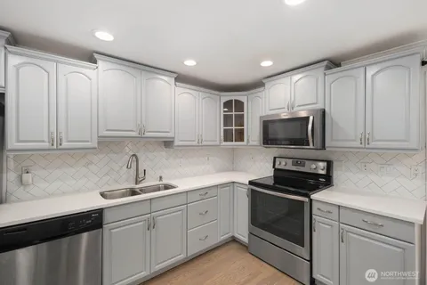 $325,000 | 12716 Northeast 120th Street, Unit H1, Kirkland, WA 98034