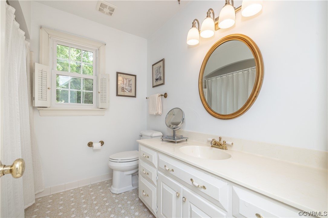 13901 Chepstow Road Midlothian, VA 23113 - Photo 32 of 43 a bathroom with a sink a mirror and a toilet