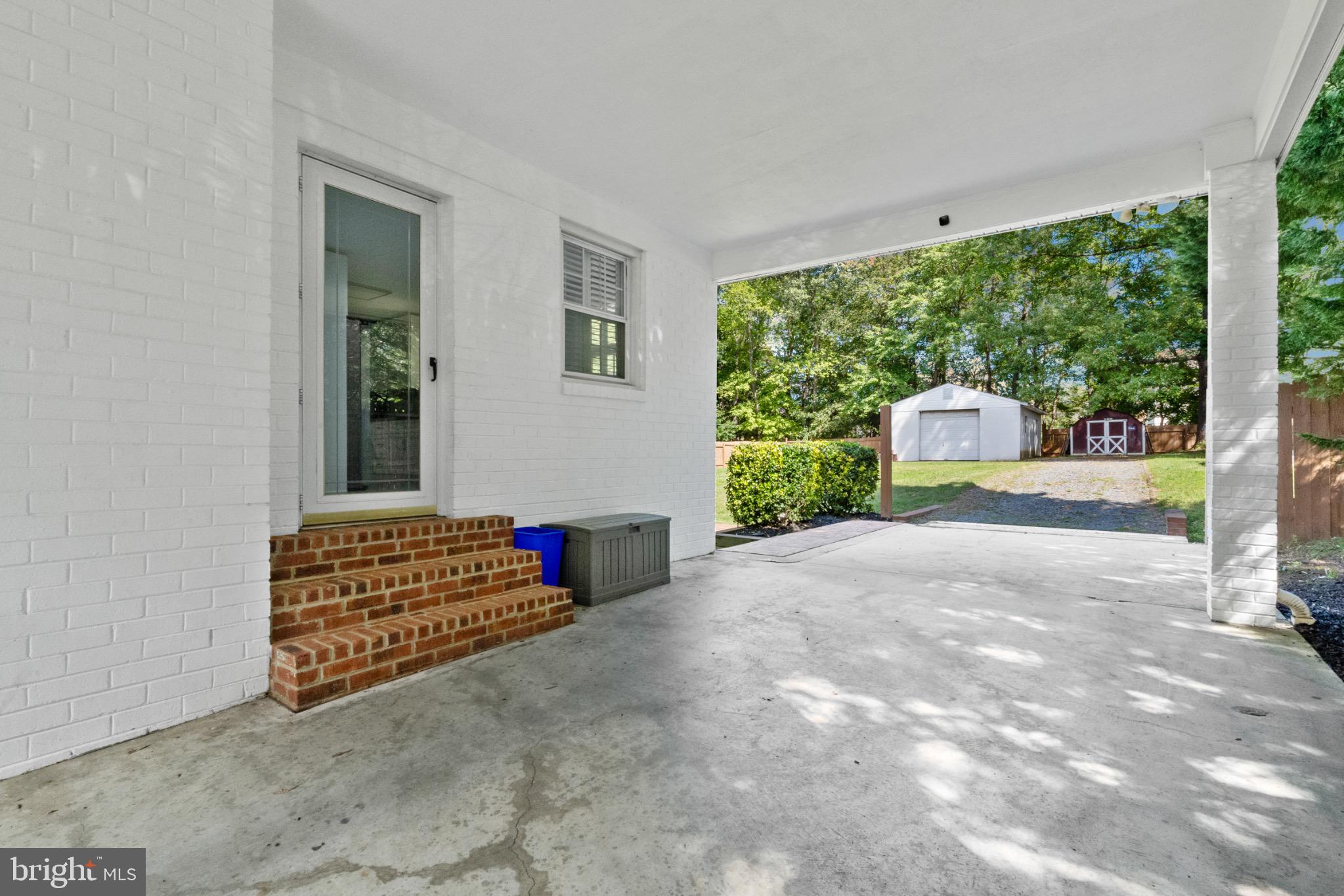 16508 Rolling Tree Road Accokeek, MD 20607 - Photo 36 of 62 a living room with furniture and a large window
