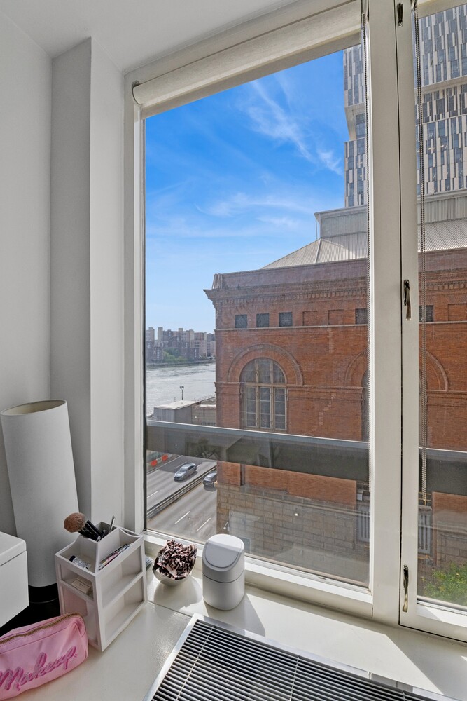 530 East 76th Street, Unit 6J Manhattan, NY 10021 - Photo 7 of 10 a bathroom with a toilet