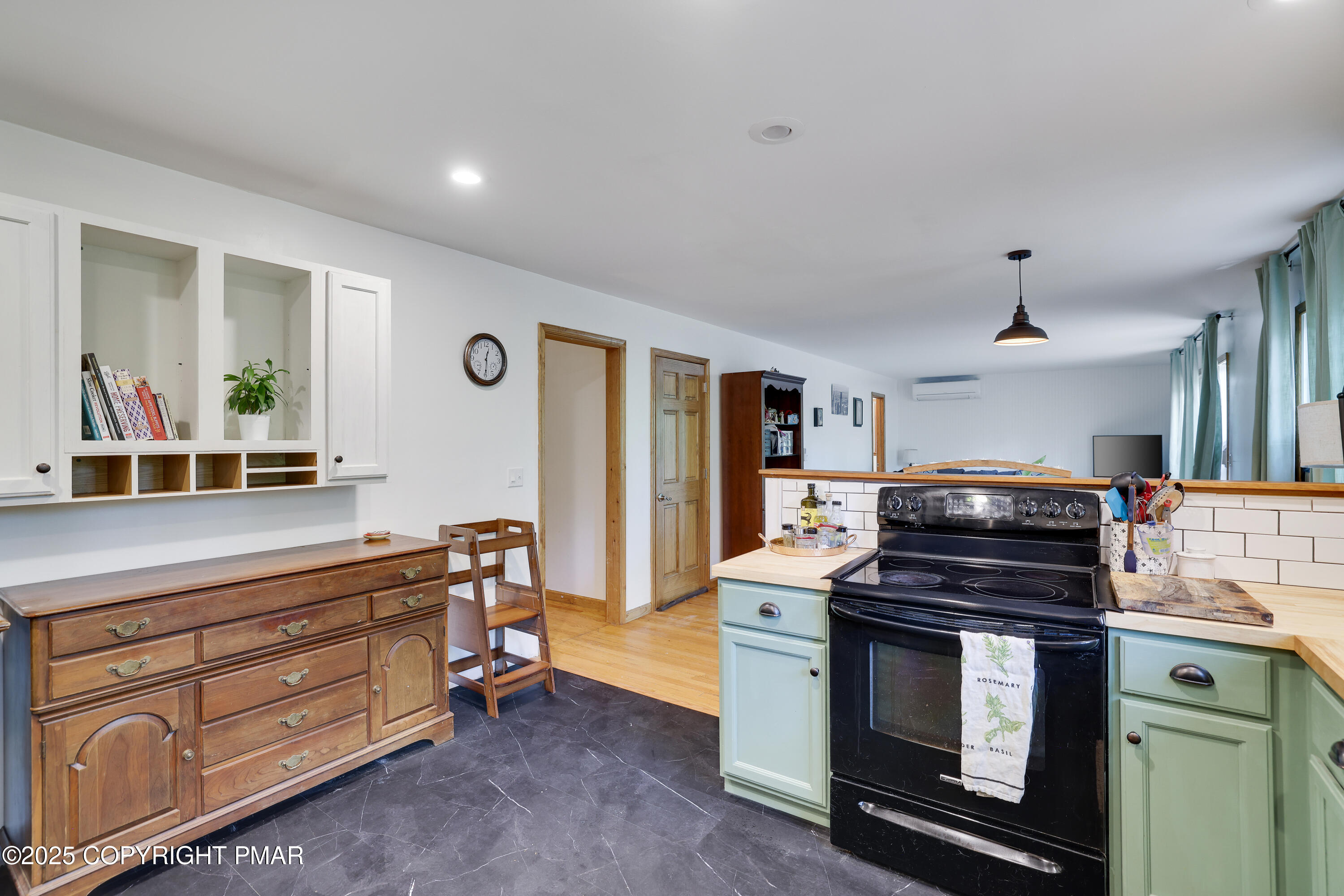 113 Hemlock Road Tannersville, PA 18372 - Photo 20 of 68 a kitchen with granite countertop a stove and a sink