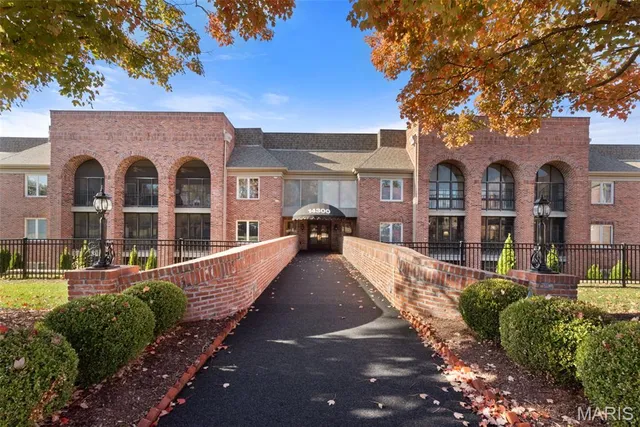 $439,900 | 14300 East Conway Meadows Court, Unit 101, Chesterfield, MO 63017