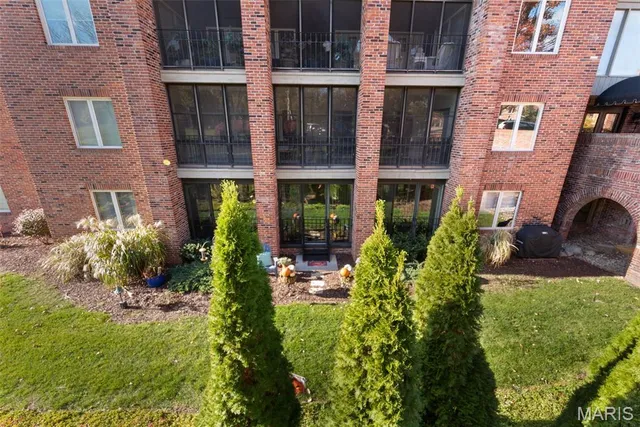 $439,900 | 14300 East Conway Meadows Court, Unit 101, Chesterfield, MO 63017