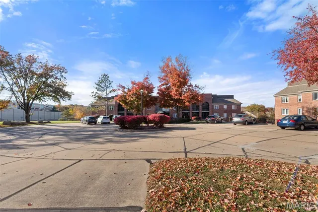 $439,900 | 14300 East Conway Meadows Court, Unit 101, Chesterfield, MO 63017
