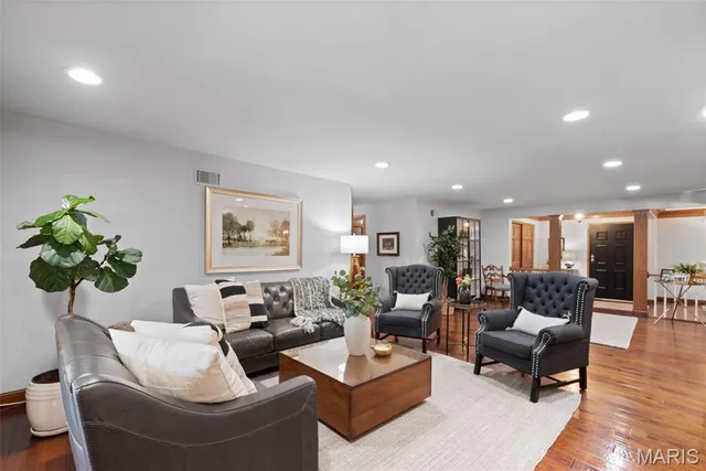 $439,900 | 14300 East Conway Meadows Court, Unit 101, Chesterfield, MO 63017