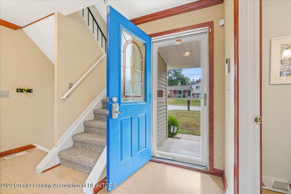 932 Brighton Lake Road Brighton, MI 48116 - Photo 3 of 32 09-Media Jett-22