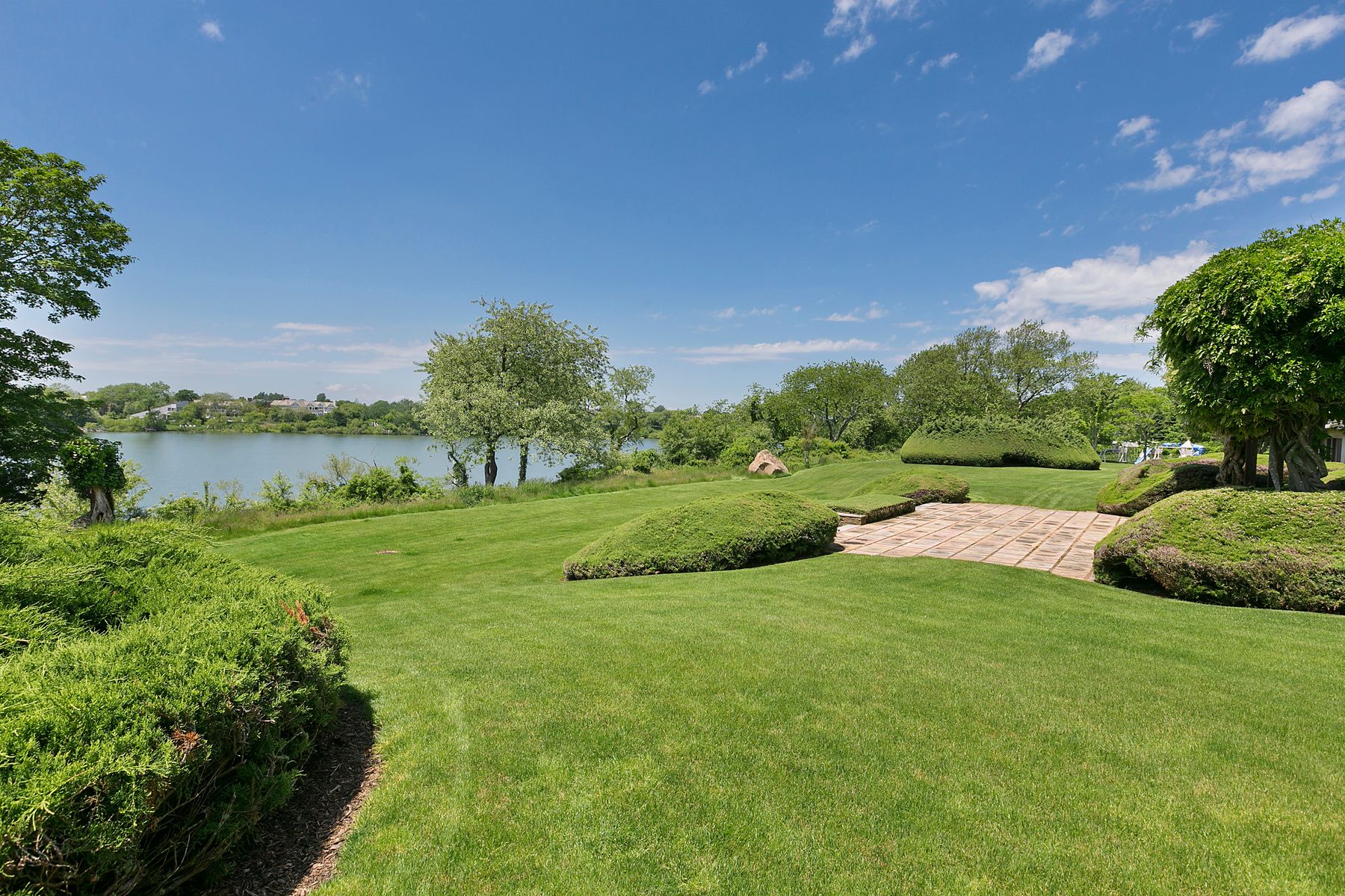 9 Morgan Hill Way Bridgehampton, NY 11932 - Photo 15 of 18 a view of a garden with an apartment