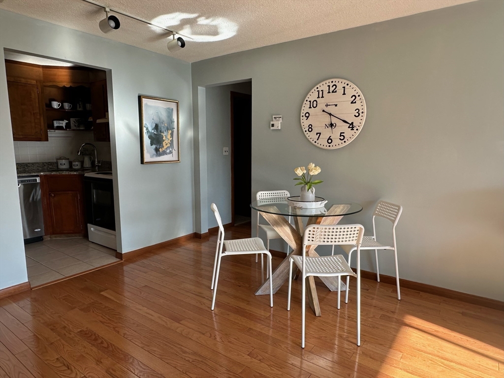 7 Hallmark Gardens, Unit 7 Burlington, MA 01803 - Photo 3 of 21