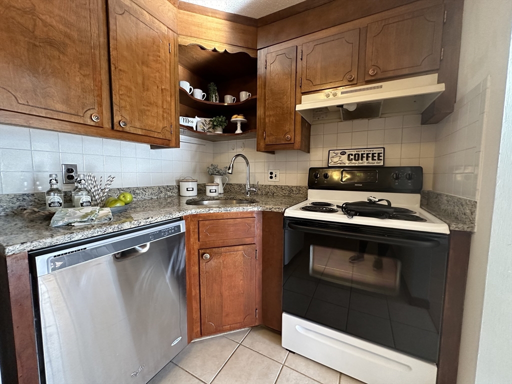 7 Hallmark Gardens, Unit 7 Burlington, MA 01803 - Photo 9 of 21