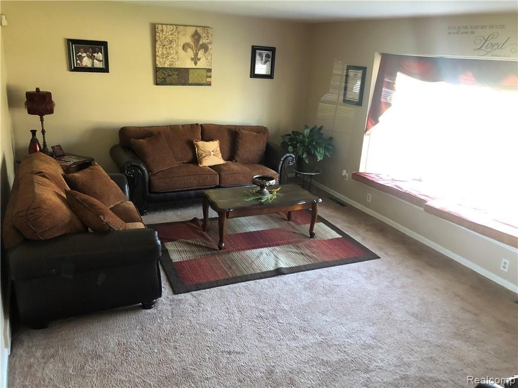 3293 Ridgecliffe Drive Flint, MI 48532 - Photo 5 of 20 IMG_2938.jpg