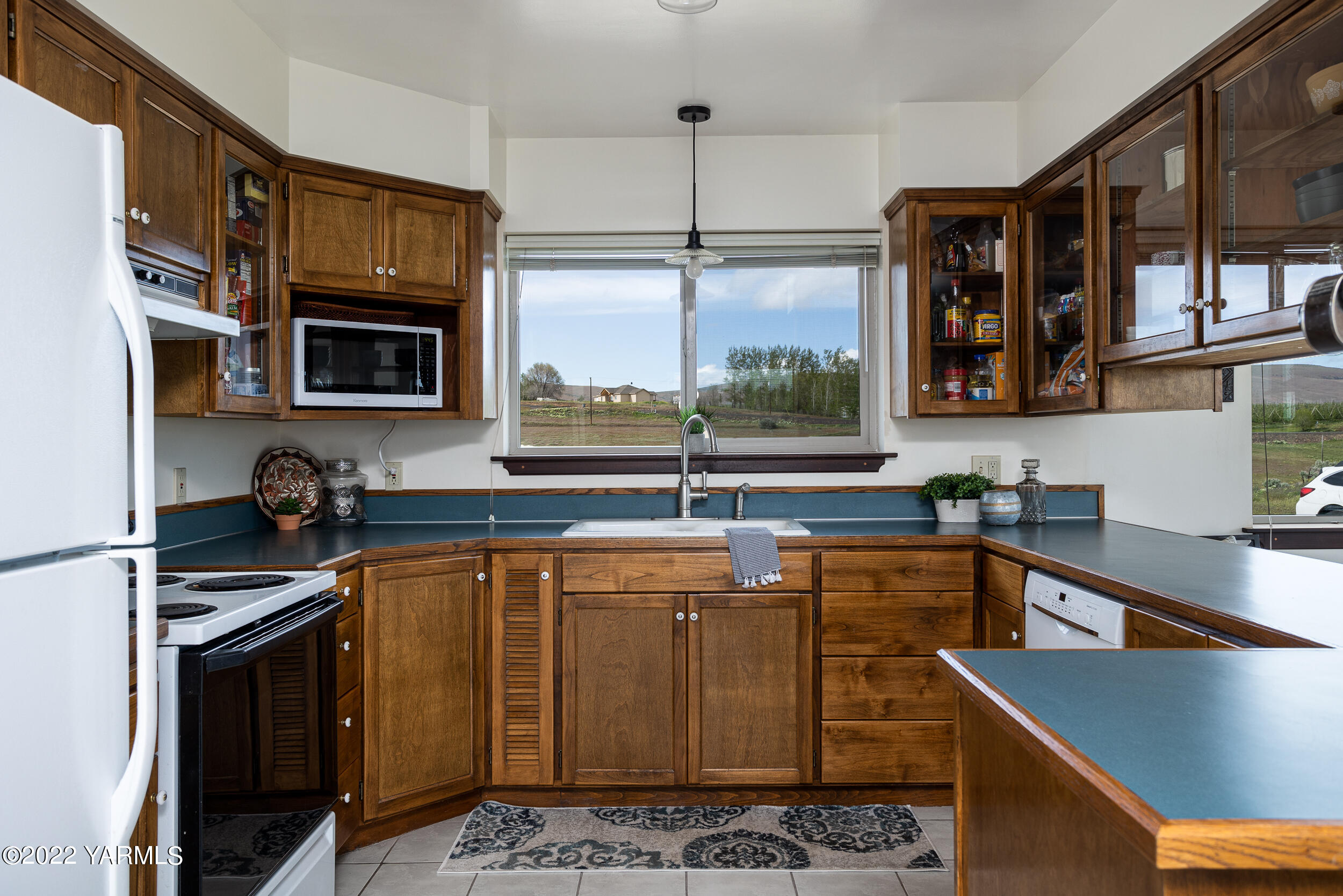 2450 Cook Road Yakima, WA 98908 - Photo 11 of 52 a kitchen with stainless steel appliances granite countertop a sink stove and cabinets