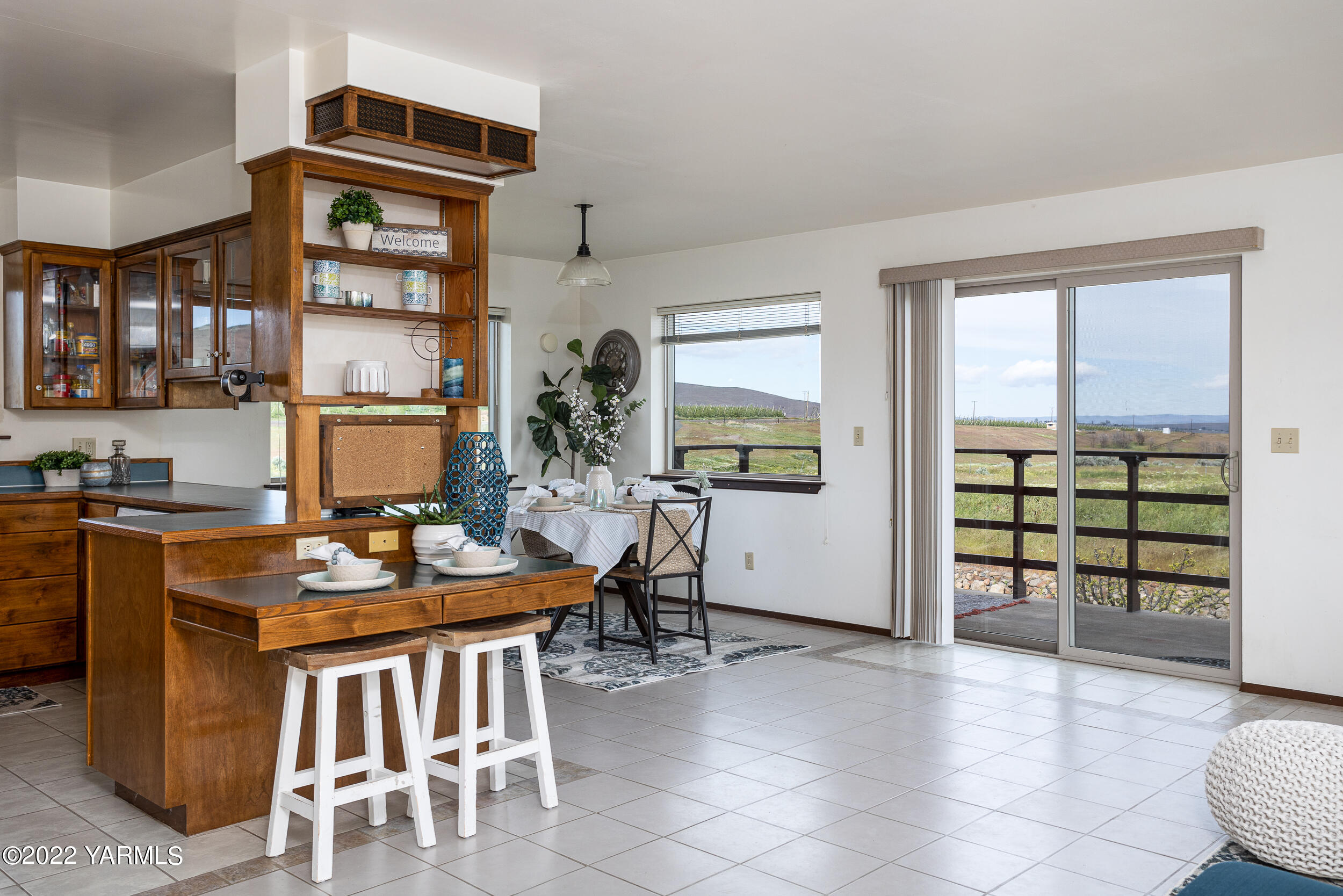 2450 Cook Road Yakima, WA 98908 - Photo 14 of 52 a workspace with furniture and window