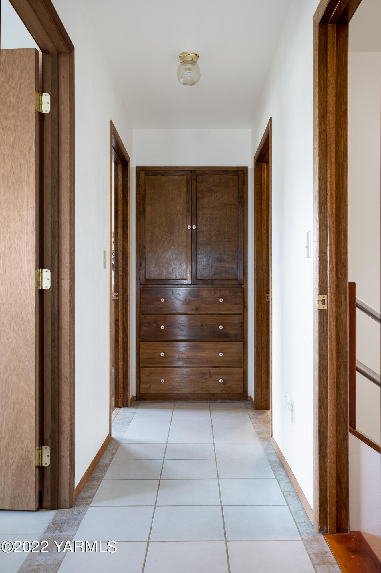 2450 Cook Road Yakima, WA 98908 - Photo 16 of 52 a view of closet with mirror