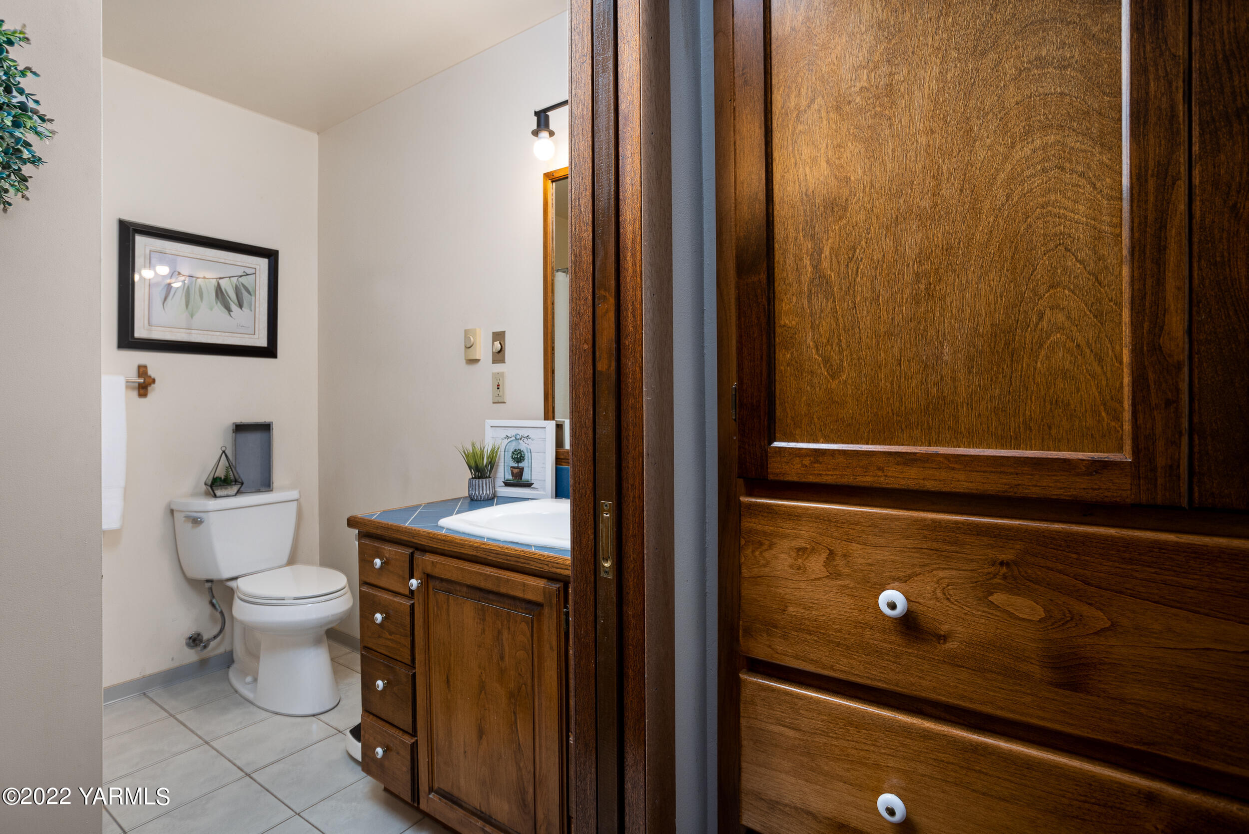 2450 Cook Road Yakima, WA 98908 - Photo 19 of 52 a bathroom with a sink a toilet and shower