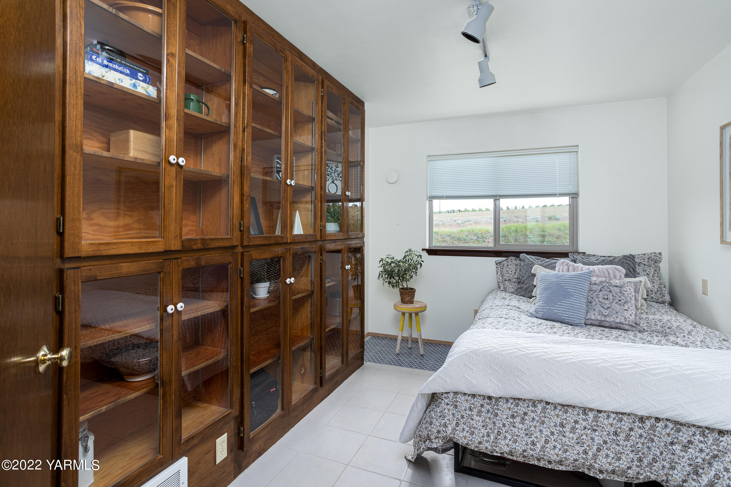 2450 Cook Road Yakima, WA 98908 - Photo 20 of 52 a bedroom with a bed window and a mirror
